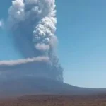 سحابة رماد بركاني تتحرك فوق البحر الأحمر باتجاه اليمن بعد ثوران بركان هيلي غبي في إثيوبيا.