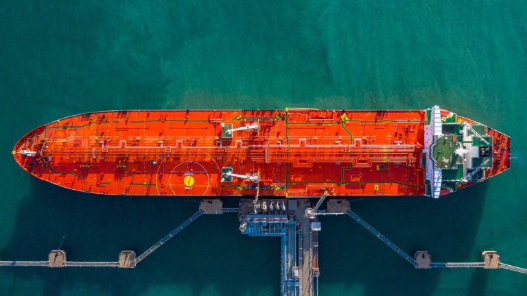 قطاع الشحن العالمي تحت ضغط متغيرات الأسعار والعقوبات: تراجع حاد في شحن الحاويات وعودة تدريجية لحركة البحر الأحمر