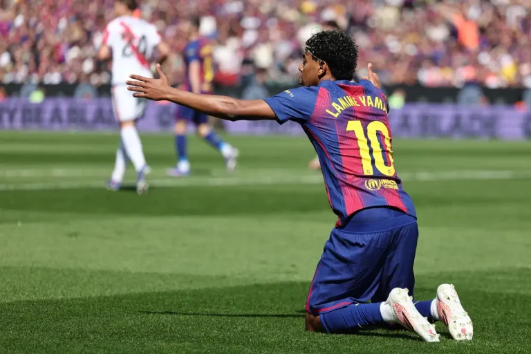 الجدل التحكيمي في الدوري الإسباني: قرارات مثيرة في مباراة برشلونة ورايو فاليكانو