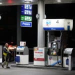 أسعار النفط في أمريكا: معضلة المستهلك بين الهدوء الجيوسياسي وتكاليف الشحن