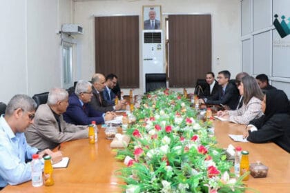 برنامج عدن للإصلاح المالي: إعلان يتصادم مع واقع أزمة السيولة والوقود المستفحلة