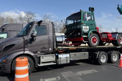 تجديد أسطول الشاحنات الأمريكي: فولفو تستغل ارتفاع الأسعار وكبر العمر