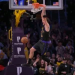 دونتشيتش يتألق بـ 42 نقطة بعد عودته ويقود الليكرز للفوز على كليفلاند