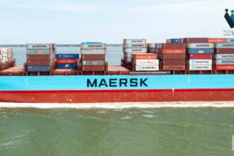 صدمة الشحن العالمي: رفض أمريكي لرسوم وقود Maersk الإضافية