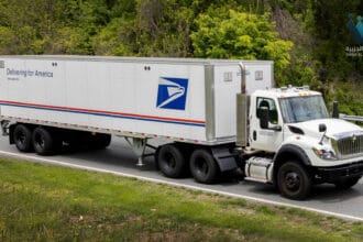 البريد الأمريكي يعزز استراتيجية الشحن بخبير لوجستي من UPS