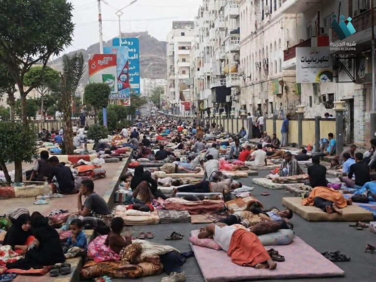 أزمة كهرباء عدن: شوارع المدينة ملاذًا من حر الصيف وسط فشل الدعم السعودي