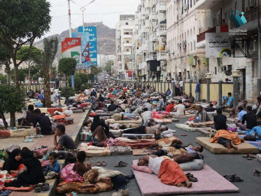 أزمة كهرباء عدن: شوارع المدينة ملاذًا من حر الصيف وسط فشل الدعم السعودي