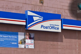 فضائح احتيال الشحن: امرأة تُسجن بتهمة تزوير طوابع بريدية بـ150 مليون دولار