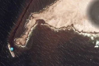 عُمان تكثف جهود احتواء تسرب نفطي ضخم يهدد سواحلها