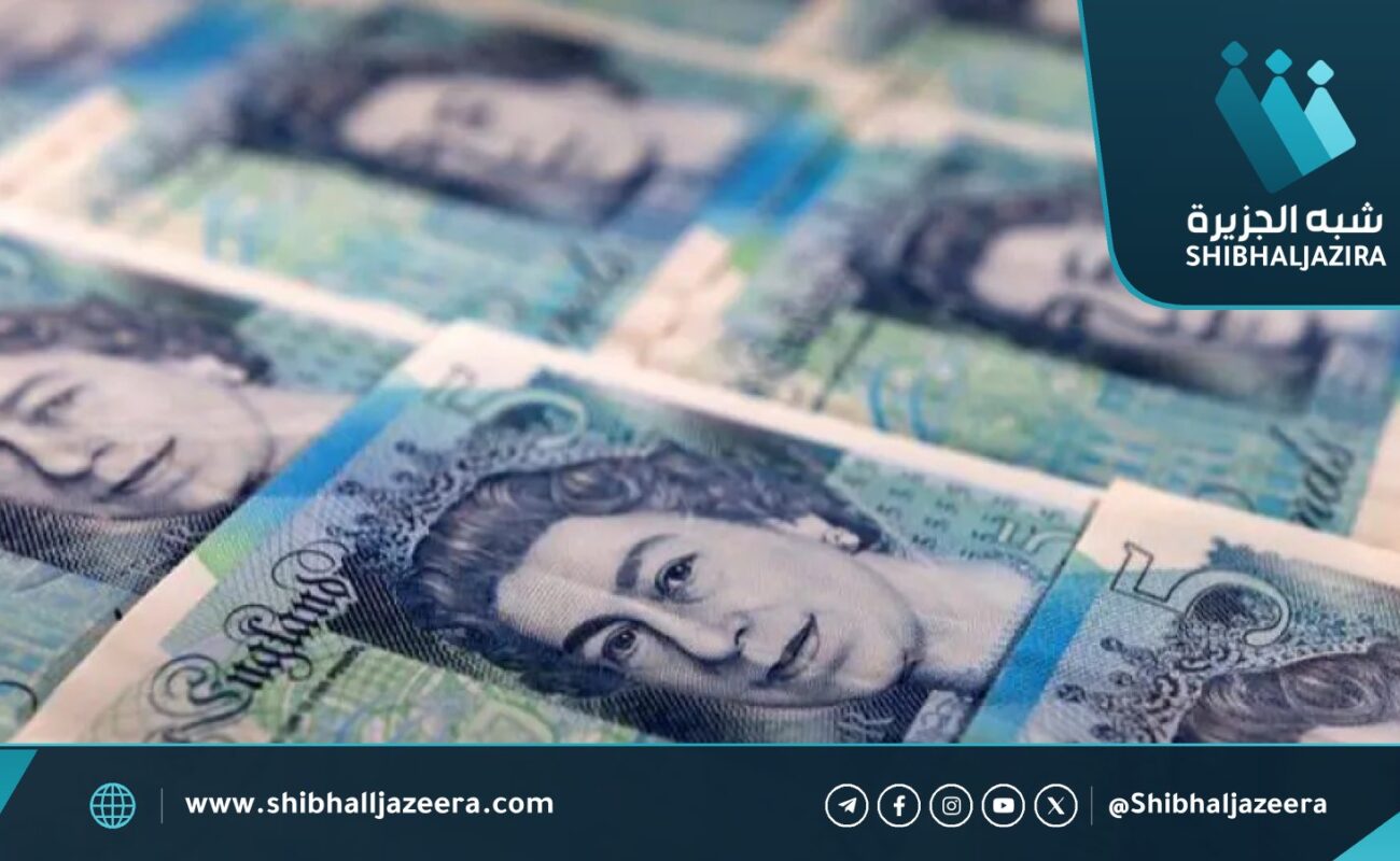 الجنيه الإسترليني يتراجع أمام اليورو والدولار ترقبًا للموازنة البريطانية