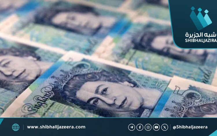 الجنيه الإسترليني يتراجع أمام اليورو والدولار ترقبًا للموازنة البريطانية